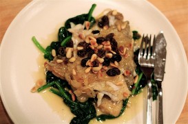Lenguado Solee con espinacas, piñones y pasas
