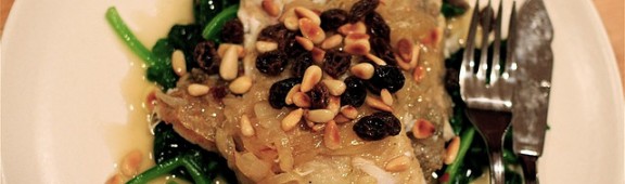 Lenguado Solee con espinacas, piñones y pasas
