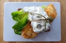 Filetes de lenguado con alcaparras y pepinillos