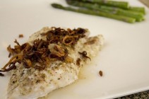 Lenguado con chalotas crujientes